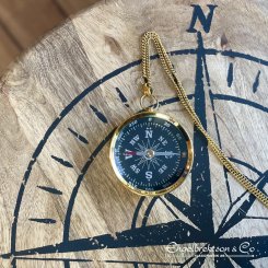 kompass kompasser resa camping vandring navigera navigation riktning hitta rätt riktning i livet halsband mässing present studen