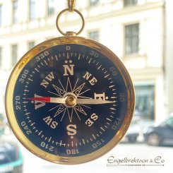 kompass kompasser resa camping vandring navigera navigation riktning hitta rätt riktning i livet halsband mässing present studen