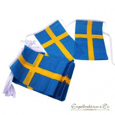 Svenskt flaggspel med stora flaggor